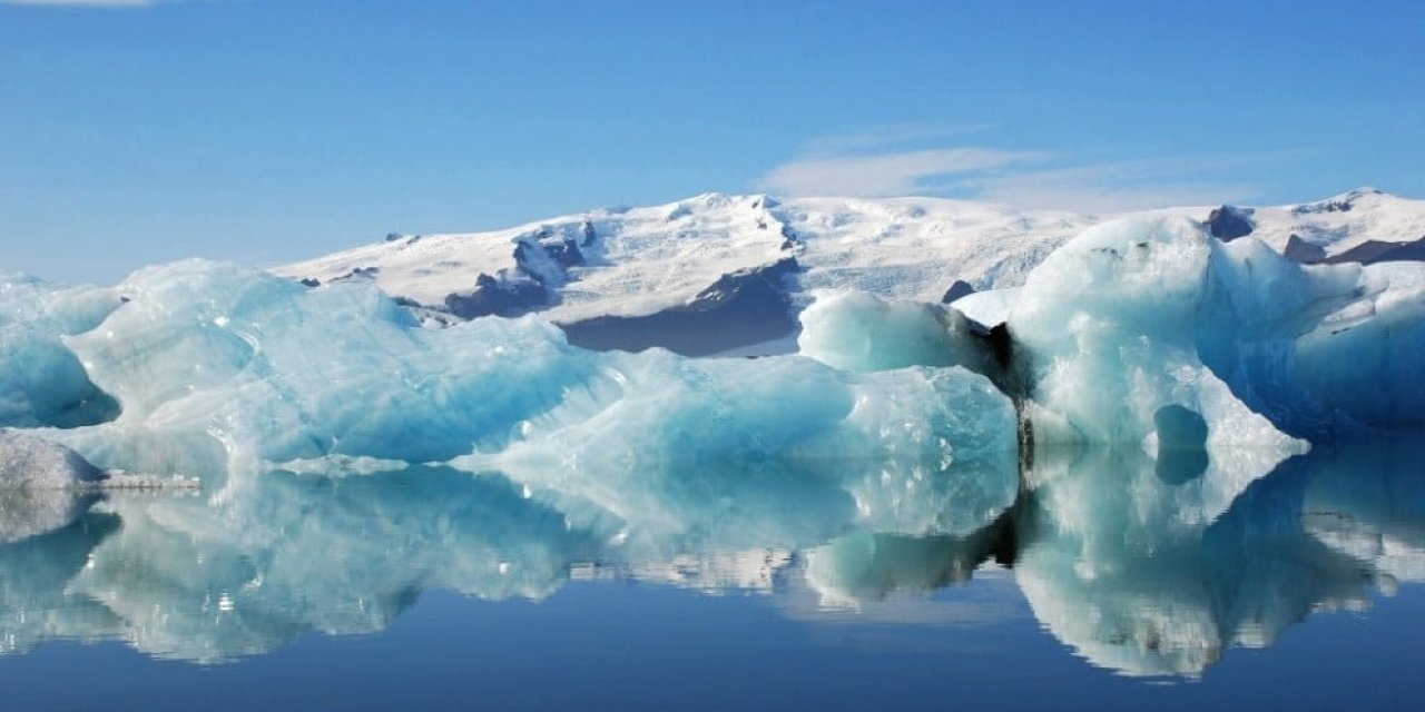 The Jökulsarlon Glacier during the Northern Light season